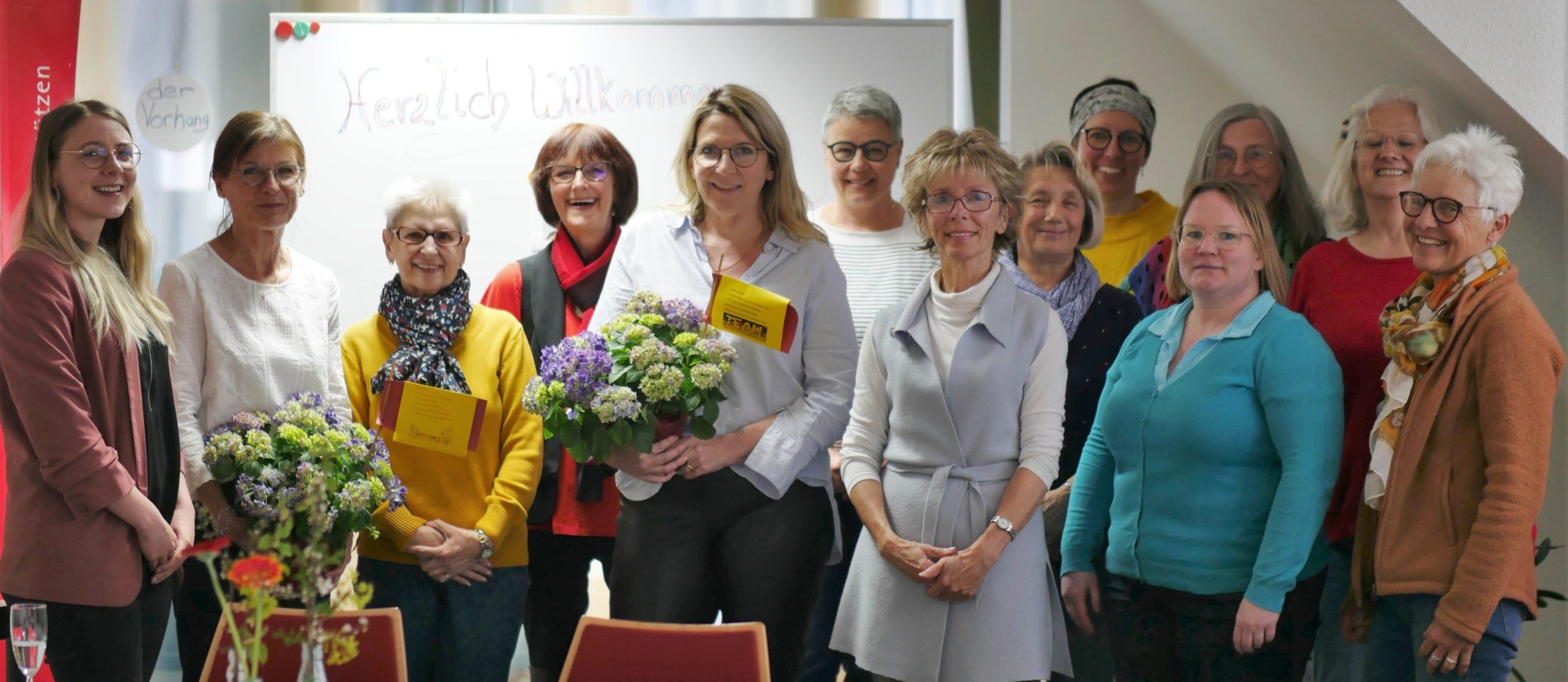 Wellcome-– praktische Hilfe nach der Geburt in Nürnberg. Hier Abschied von Frau Maly (mit Pflanze, li) und Willkommen für Frau Arabackyj (mit Pflanze, Mitte) im Kreise der Kolleginnen.